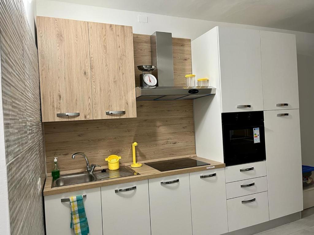 Einaudi Apartment Cologno Monzese Buitenkant foto