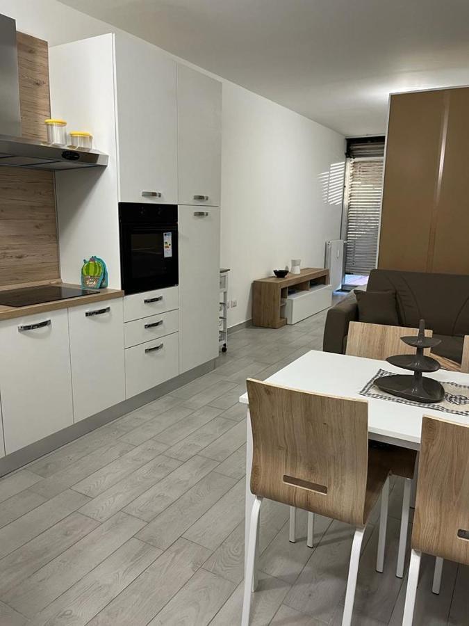 Einaudi Apartment Cologno Monzese Buitenkant foto
