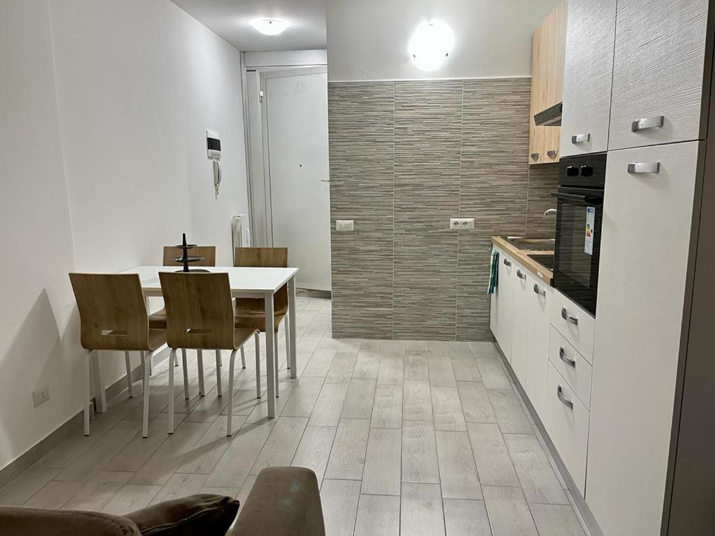 Einaudi Apartment Cologno Monzese Buitenkant foto
