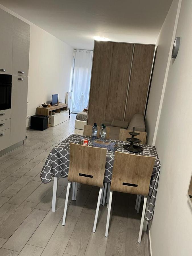 Einaudi Apartment Cologno Monzese Buitenkant foto