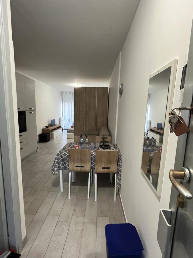 Einaudi Apartment Cologno Monzese Buitenkant foto