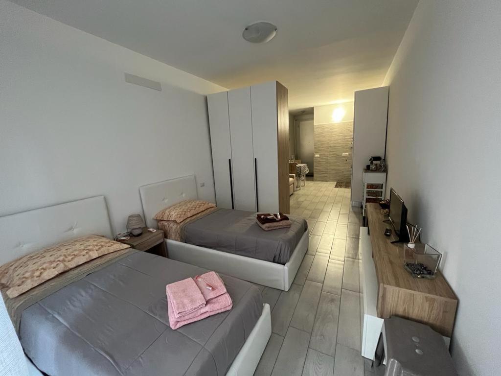 Einaudi Apartment Cologno Monzese Buitenkant foto