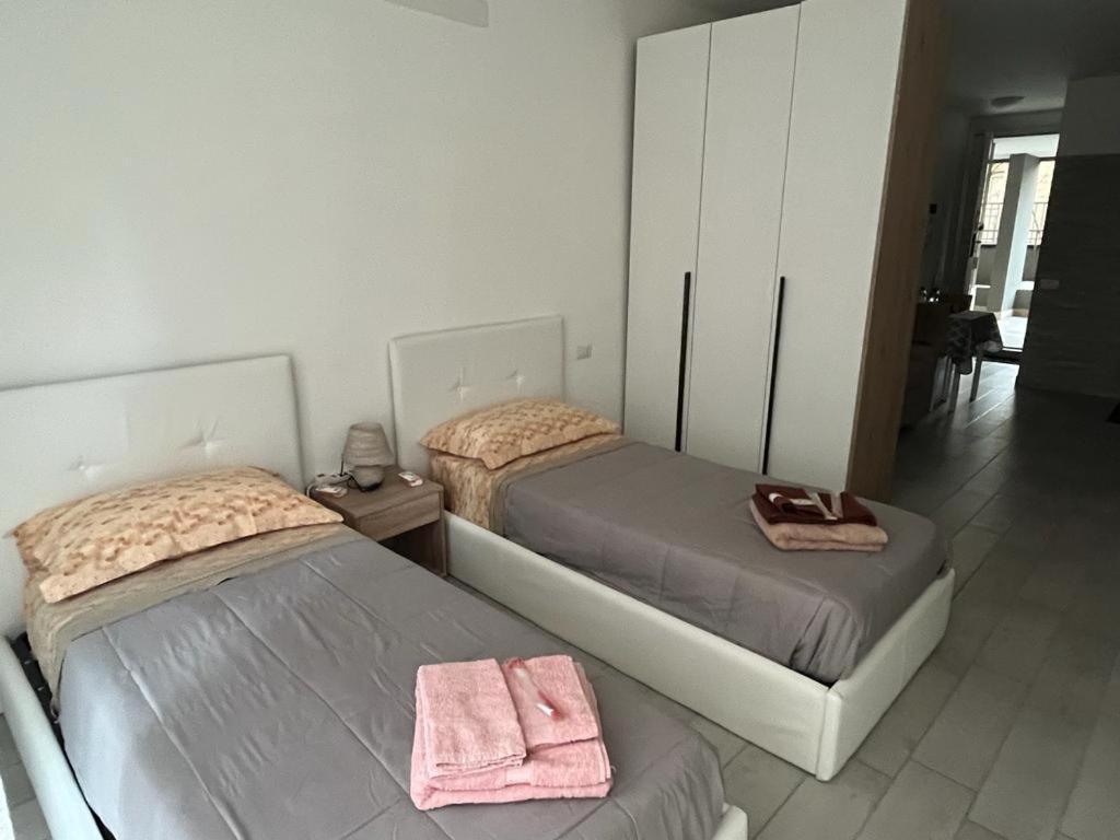 Einaudi Apartment Cologno Monzese Buitenkant foto